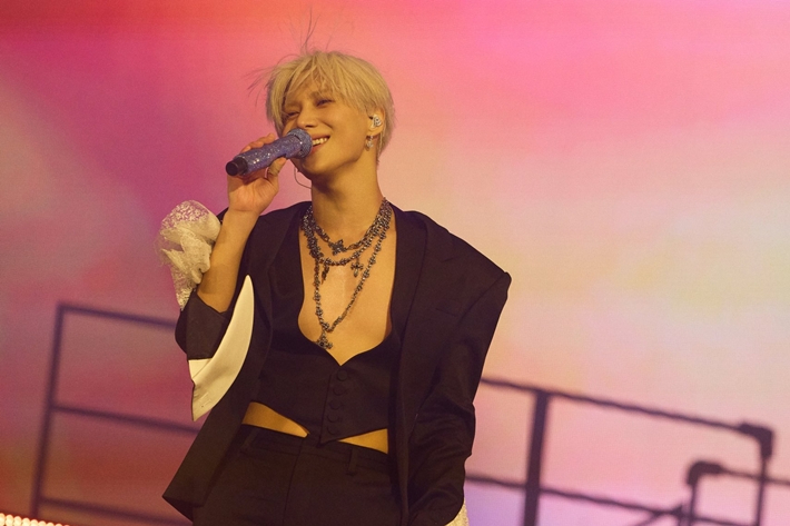 태민의 북미 투어 일정이 스태프 비자 발급 문제로 인해 연기됐다. 태민 공식 트위터