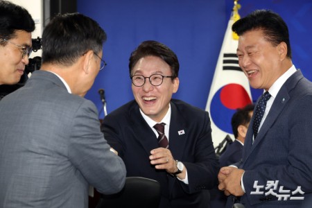 참석자들과 인사를 김민석 대표