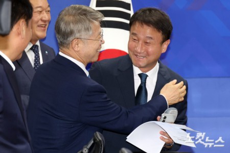 더불어민주당 한병도 원내대표와 민형배 전남광주통합특별시장이 29일 서울 여의도 국회 의원회관에서 열린 미래대응기금 당정협의에서 인사를 하고 있다.