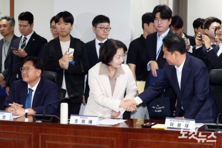 래대응기금 당정, 참석하는 추미애 경기지사