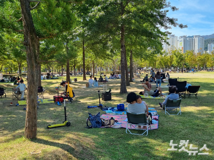 부산시민공원에서 시민들이 휴식을 취하고 있다. 박진홍 기자