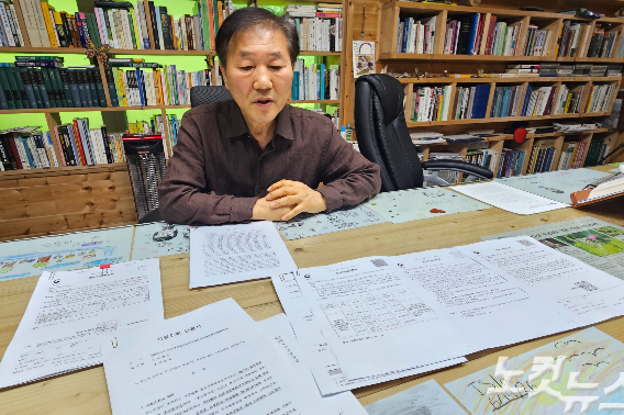 지난 7월 강원 횡성군 갑천면에 위치한 홀로세생태보존연구소에서 만난 이강운 소장이 취재진의 질의에 답변하는 모습. 구본호 기자