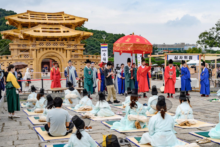 지난해 수원화성문화제가 열린 행궁광장에서 시민들이 다양한 프로그램에 참여하고 있다. 수원시 제공