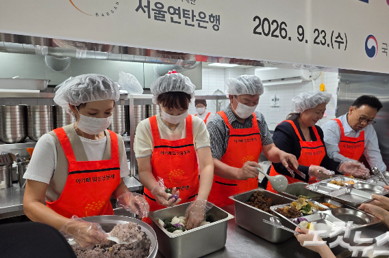지난 23일, 서울 동자동 서울연탄은행 아가페 식당에서 진행된  밥상공동체 연탄은행과 국가보훈부가 함께한 '찾아가는 보훈, 따뜻한 한 끼' 행사. 오요셉 기자