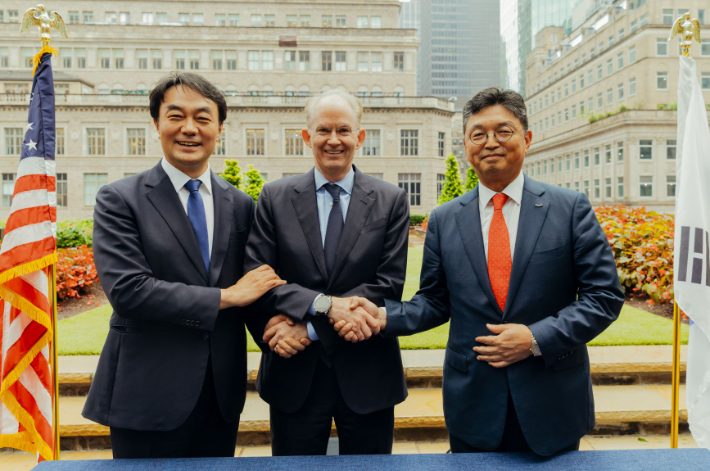 (왼쪽부터)김상호 주뉴욕 총영사관 총영사, 팀 고키 브로드리지 CEO, 이윤수 예탁결제원 사장. 예탁결제원 제공