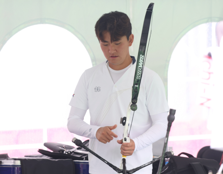 활 만지는 김제덕. 연합뉴스