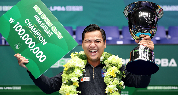 응우옌쩐타인타오가 2026-27시즌 3차 투어 '친환경 건축자재 에스와이 PBA 챔피언십' 남자부 우승을 차지한 뒤 기뻐하는 모습. PBA  