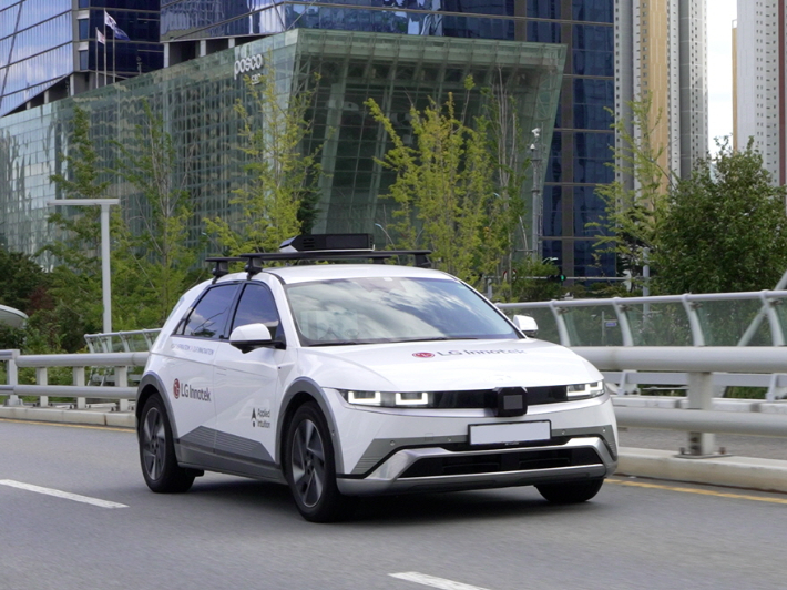 LG이노텍의 자율주행 센싱 데이터 수집 차량(Data Collection Vehicle)이 도심을 달리고 있다. LG이노텍 제공