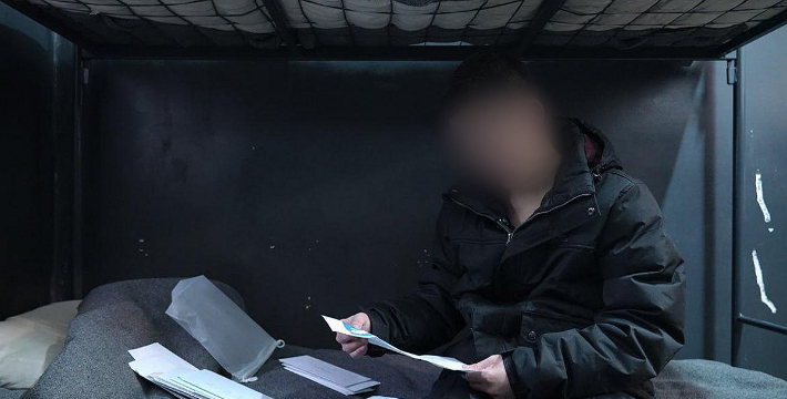 우크라이나군에 생포된 북한군 포로 백모씨와 리모씨가 28일(현지시간) 우크라이나 내 포로수용소에서 김영미 PD와 접견하고 있다. 연합뉴스