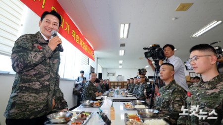 장동혁 국민의힘 대표가 29일 인천 백령도 해병대 제 6여단을 방문해 점심식사 전  장병들을 독려하고 있다. 2026.09.29 국회사진기자단
