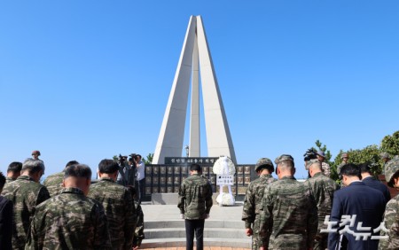 장동혁 국민의힘 대표가 29일 인천 백령도 천안함 위령탑을 찾아 묵념하고 있다. 2026.09.29 국회사진기자단