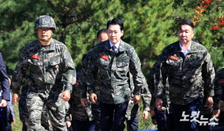 장동혁 국민의힘 대표가 29일 인천 백령도을 방문해 천안함 위령탑을 찾고 있다. 2026.09.29 국회사진기자단