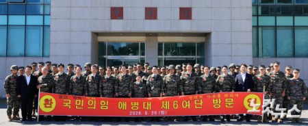 장동혁 국민의힘 대표가 29일 인천 백령도 해병대 제 6여단을 방문해 장병들과 기념촬영을 하고 있다. 2026.09.29 국회사진기자단