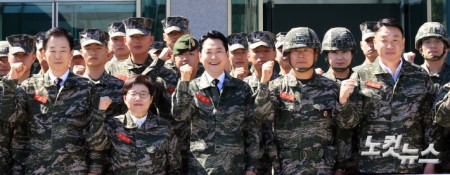 장동혁 국민의힘 대표가 29일 인천 백령도 해병대 제 6여단을 방문해 장병들과 기념촬영을 하고 있다. 2026.09.29 국회사진기자단