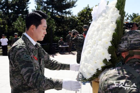 천안함 46용사 위령탑에 헌화 하는 장동혁 대표