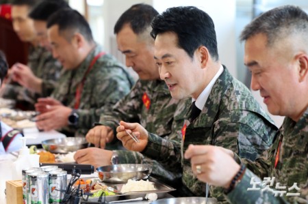 해병대 장병들과 점심식사하는 장동혁 대표