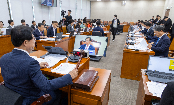 국회 보건복지위원회 위원장인 국민의힘 이만희 의원이 29일 국회에서 열린 보건복지위 전체 회의에서 여야가 부분 합의한 국정감사 증인·참고인 출석 요구의 건을 처리하고 있다. 연합뉴스