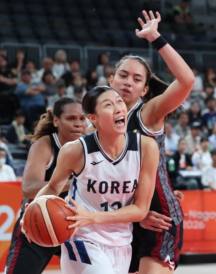 지난 24일 일본 나고야 아이치 인터내셔널 아레나에서 열린 2026 아이치·나고야 아시안게임 여자 농구 한국과 인도네시아의 8강전. 한국 이해란이 드리블 돌파하고 있다. 연합뉴스