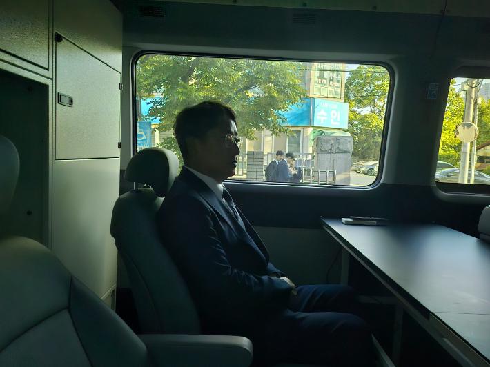 호송차량에 탑승한 김철희 전 세아베스틸 대표. 김대한 기자
