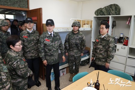 해병대 내무실 살펴보는 장동혁 대표