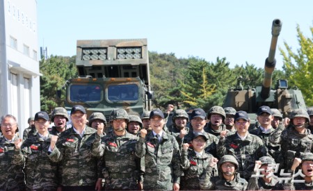 해병대 대원들과 파이팅 외치는 장동혁 대표