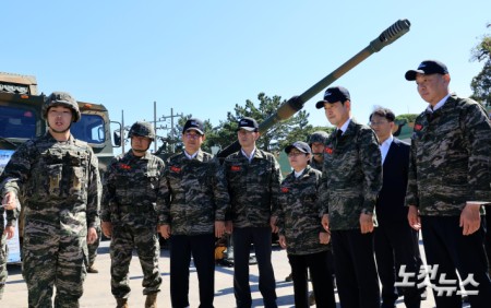 장동혁 국민의힘 대표가 29일 인천 백령도 해병대 제 6여단을 방문해 백령도에 배치된 무기체계 설명을 듣고 있다. 2026.09.29 국회사진기자단