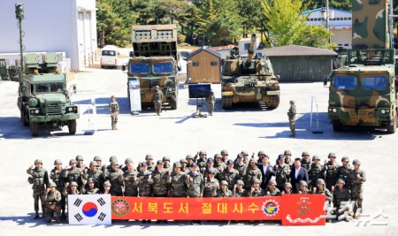 장동혁 국민의힘 대표가 29일 인천 백령도 해병대 제 6여단을 방문해 장병들과 기념촬영을 하고 있다. 2026.09.29 국회사진기자단