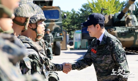 장동혁 국민의힘 대표가 29일 인천 백령도 해병대 제 6여단을 방문해 장병들을 격려하고 있다. 2026.09.29 국회사진기자단