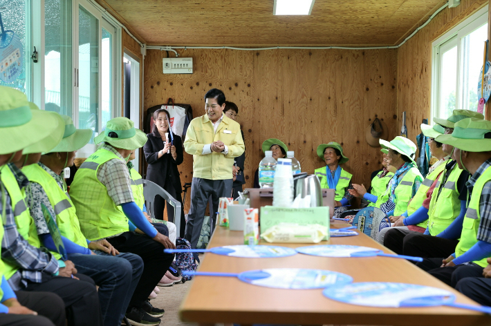 공영민 군수가 노인 일자리사업 참여자들과 만나 대화하고 있다. 고흥군 제공