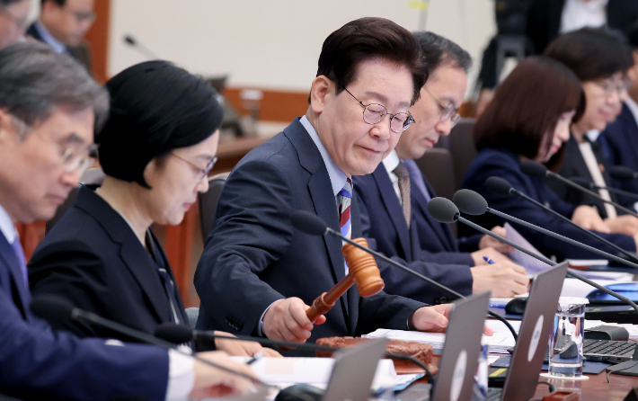  이재명 대통령이 29일 청와대에서 국무회의 개회를 선언하고 있다. 연합뉴스