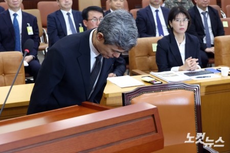 강신철 국방부 장관이 29일 서울 여의도 국회에서 열린 국방위원회 전체회의 비무장지대(DMZ) 지뢰 추정 폭발 사고 관련 현안보고에서 인사를 하고 있다.