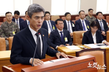 강신철 국방부 장관이 29일 서울 여의도 국회에서 열린 국방위원회 비무장지대(DMZ) 지뢰 추정 폭발 사고 관련 현안 보고에서 발언을 하고 있다.