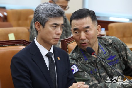 강신철 국방부 장관과 진영승 합동참모의장이 29일 서울 여의도 국회에서 열린 국방위원회 전체회의 비무장지대(DMZ) 지뢰 추정 폭발 사고 관련 현안보고에서 대화를 하고 있다.