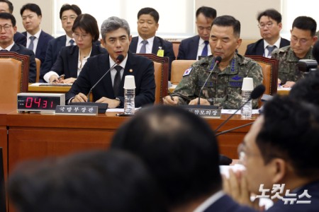 강신철 국방부 장관이 29일 서울 여의도 국회에서 열린 국방위원회 전체회의 비무장지대(DMZ) 지뢰 추정 폭발 사고 관련 현안보고에서 의원 질의에 답변을 하고 있다.