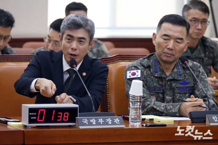 강신철 국방부 장관이 29일 서울 여의도 국회에서 열린 국방위원회 전체회의 비무장지대(DMZ) 지뢰 추정 폭발 사고 관련 현안보고에서 의원 질의에 답변을 하고 있다.