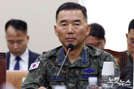 진영승 합동참모의장이 29일 서울 여의도 국회에서 열린 국방위원회 전체회의 비무장지대(DMZ) 지뢰 추정 폭발 사고 관련 현안보고에 출석해 의원 질의를 받고 있다.