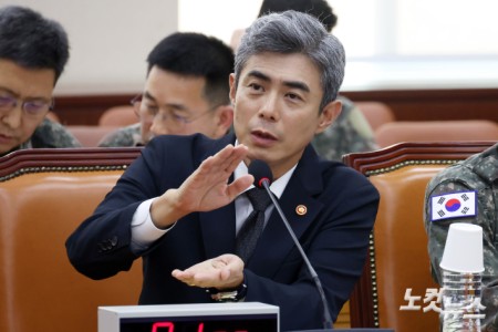 강신철 국방부 장관이 29일 서울 여의도 국회에서 열린 국방위원회 전체회의 비무장지대(DMZ) 지뢰 추정 폭발 사고 관련 현안보고에서 의원 질의에 답변을 하고 있다.