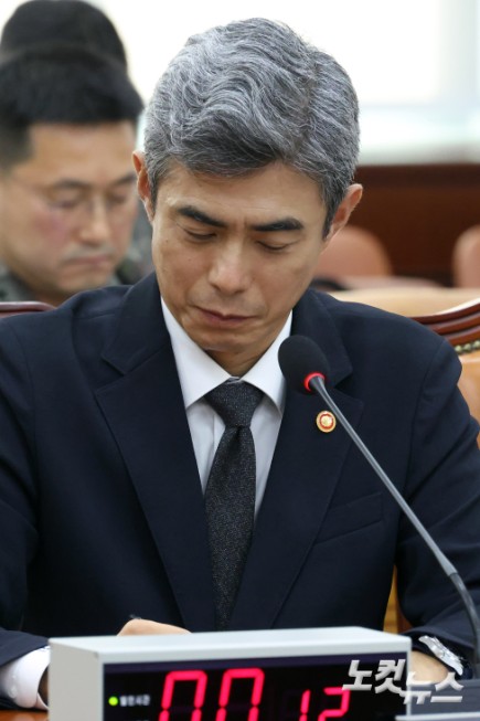 강신철 국방부 장관이 29일 서울 여의도 국회에서 열린 국방위원회 전체회의 비무장지대(DMZ) 지뢰 추정 폭발 사고 관련 현안보고에서 자료를 확인하고 있다.