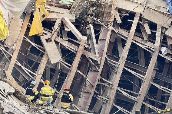 지난해 4월 11일 경기도 광명시 일직동 신안산선 지하터널 공사 현장이 붕괴해 주변의 출입이 통제돼 있다. 경기도소방재난본부 제공