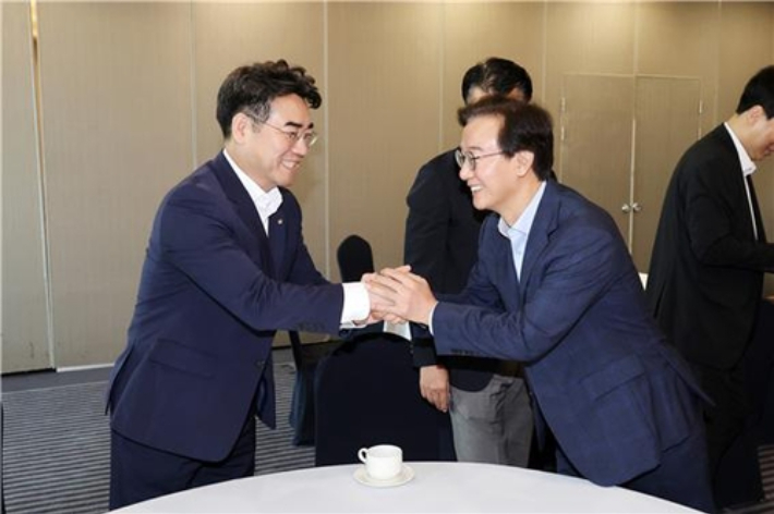 전재수 부산시장(오른쪽)과 이성권 국민의힘 부산시당위원장. 부산시 제공