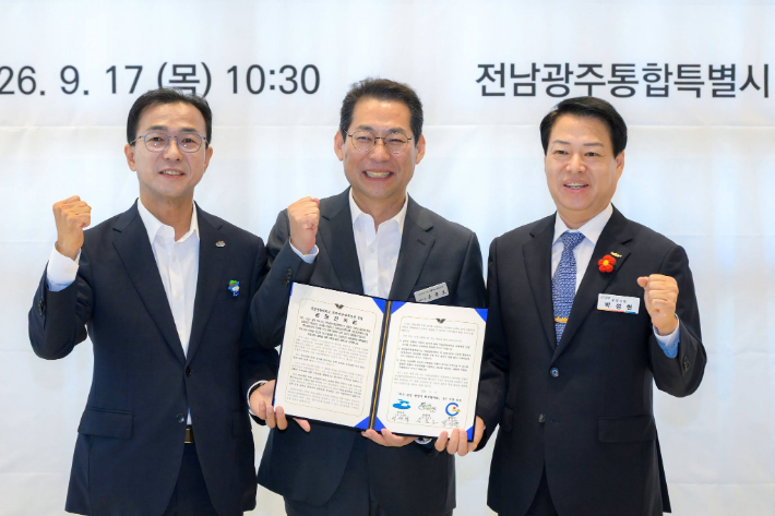 왼쪽부터 서영학 시장, 손훈모 시장, 박성현 시장. 순천시 제공