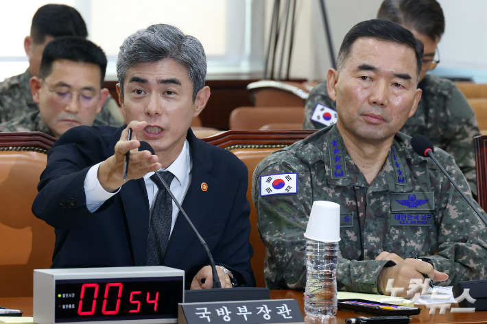 강신철 국방부 장관이 29일 서울 여의도 국회에서 열린 국방위원회 전체회의 비무장지대(DMZ) 지뢰 추정 폭발 사고 관련 현안보고에서 의원 질의에 답변을 하고 있다. 윤창원 기자