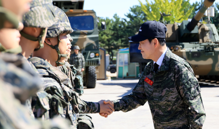 국민의힘 장동혁 대표가 29일 인천 백령도 해병대 제6여단을 방문해 장병들을 격려하고 있다. 연합뉴스