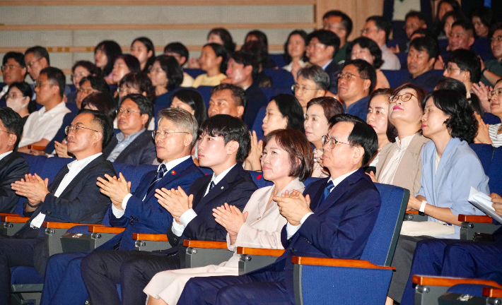 전남광주통합특별시는 29일 광주청사 대회의실에서 민형배 시장을 비롯한 간부 공무원과 직원, 가족 등이 참석한 가운데 '고광완 안전민생부시장 퇴임식'을 개최했다. 전남광주통합특별시 제공