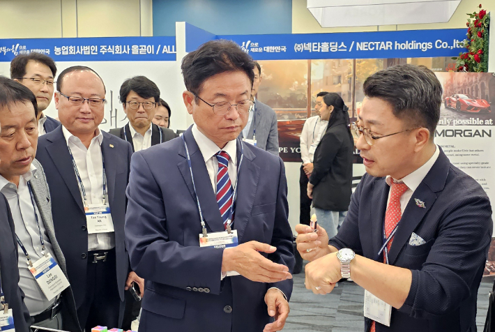 이철우 경북지사가 2023년 열린 세계한상대회(세계한인비즈니스대회_미국)에 참여한 경북기업 부스를 방문했다. 경북도 제공