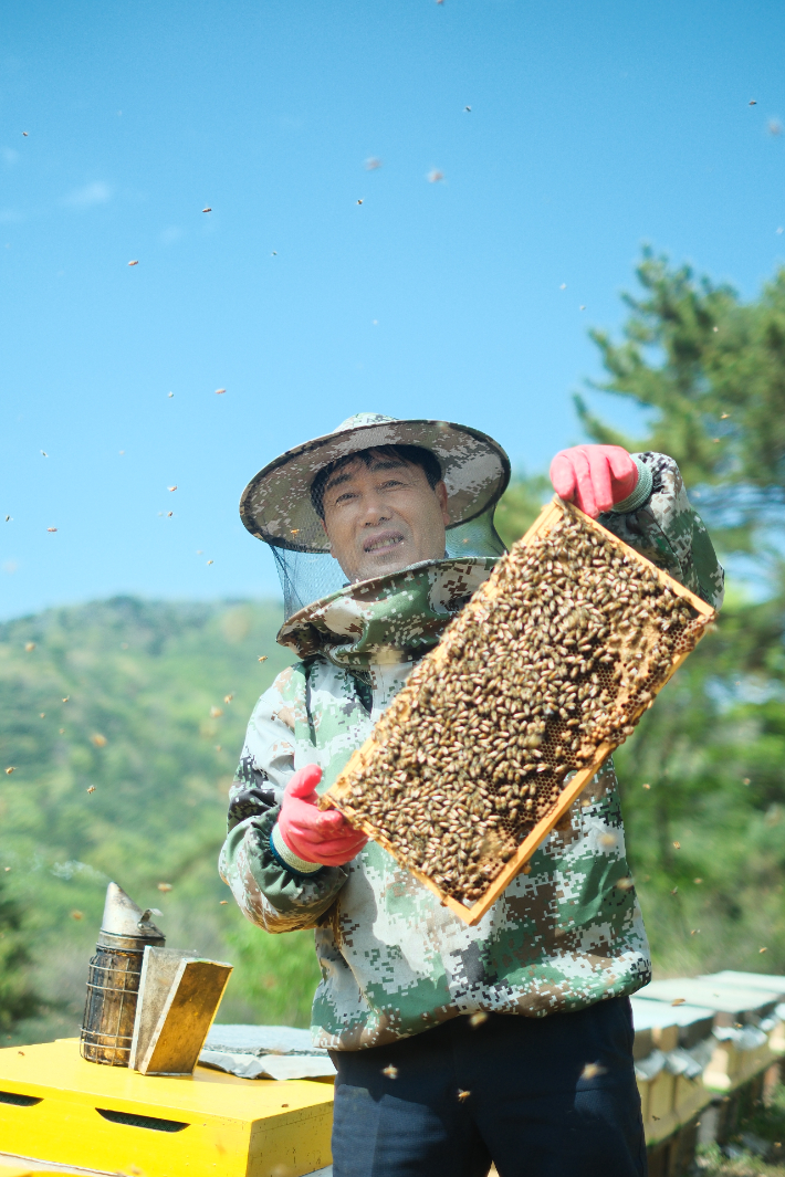 경남 최초의 양봉 분야 농업마이스터로 선정된 초원꿀벌농장 대표 김동찬 씨. 창원시 제공
