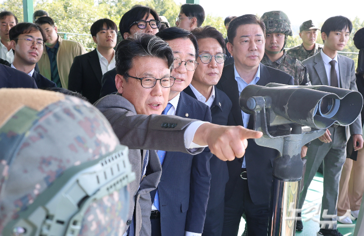 김민석 더불어민주당 대표와 진성준 국회 국방위원장을 비롯한 국방위원들이 28일 오후 경기 연천군 육군 25사단 비룡전망대를 찾아 북측을 살펴보며 최근 비무장지대(DMZ)에서 발생한 지뢰 추정 폭발 사고와 관련한 현장 점검을 하고 있다. 국회사진기자단