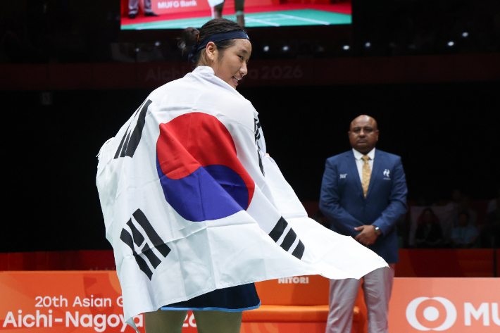 승리를 거두며 금메달을 딴 대한민국 안세영이 태극기를 두르고 기뻐하고 있다. 연합뉴스