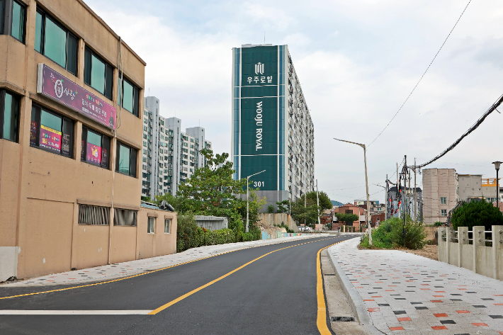 평면화 공사를 마치고 새롭게 조성한 왕복 2차선 도로. 경주시 제공