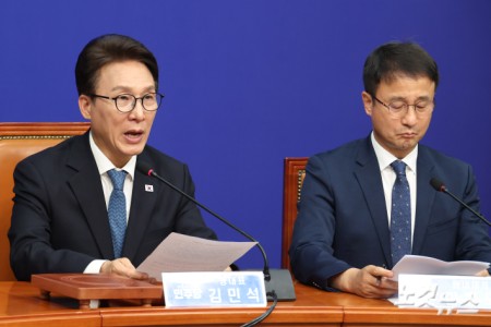 발언하는 김민석 대표